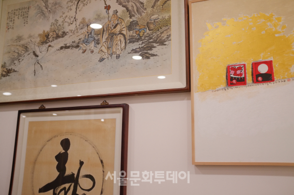 총장실 벽면에 걸린 그림들 중 우측 작품은 조영남의 작품으로, 전 총장이 전시를 여는데 도움을 준 것에 대한 감사의 의미로 선물했다고 한다.